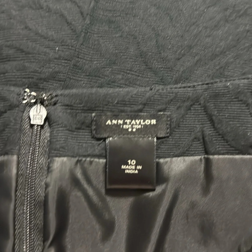 Ann Taylor Textured Cotton Pencil Skirt Pockets Size: 10 Length: 21”